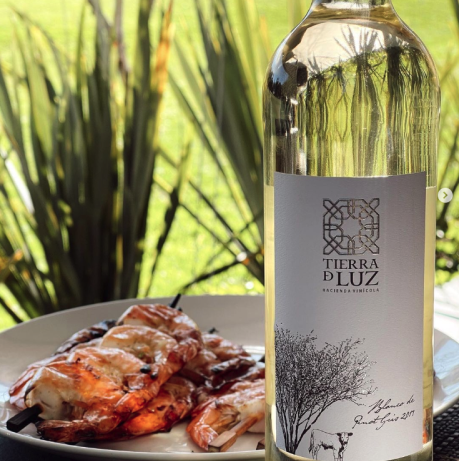 Botella de blanco con brochetas